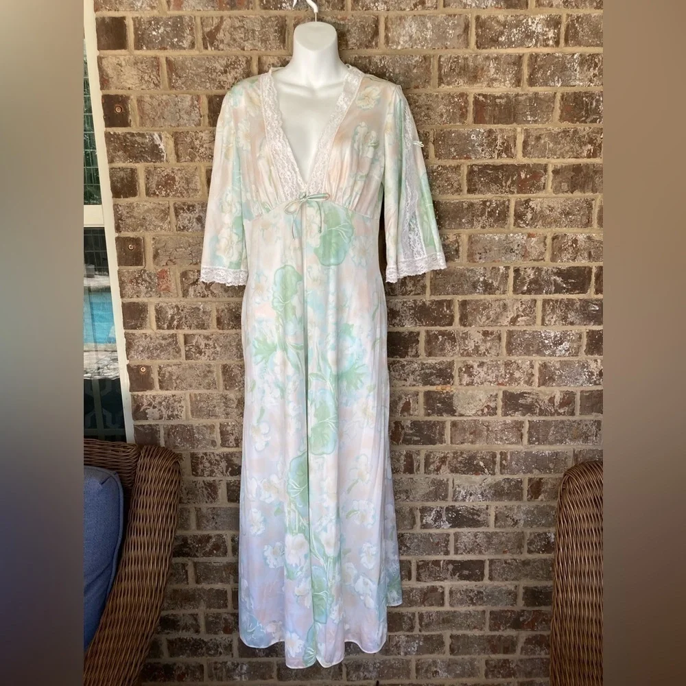 2 Piece Vintage CHEVETTE Nightgown Robe Floral Size M/L ILGWU